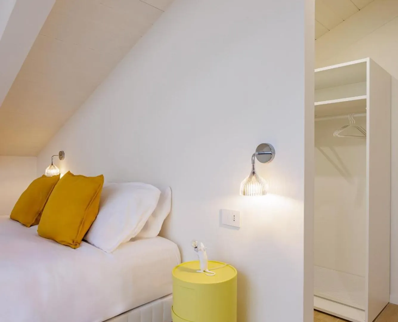 Napoli White Apartment By Wonderful Italy