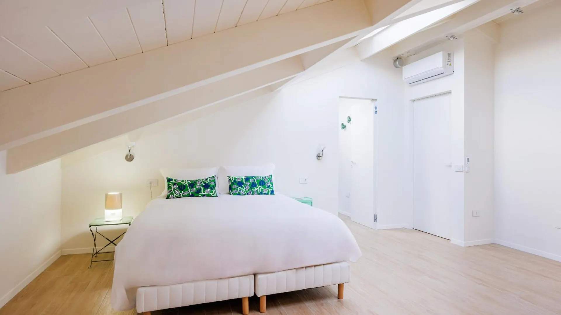 Napoli White Apartment By Wonderful Italy