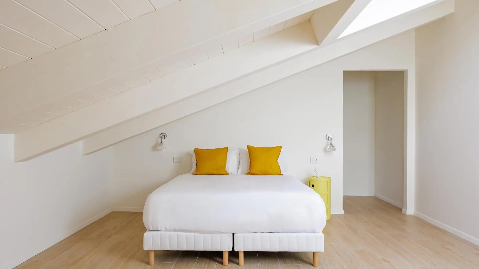 Napoli White Apartment By Wonderful Italy