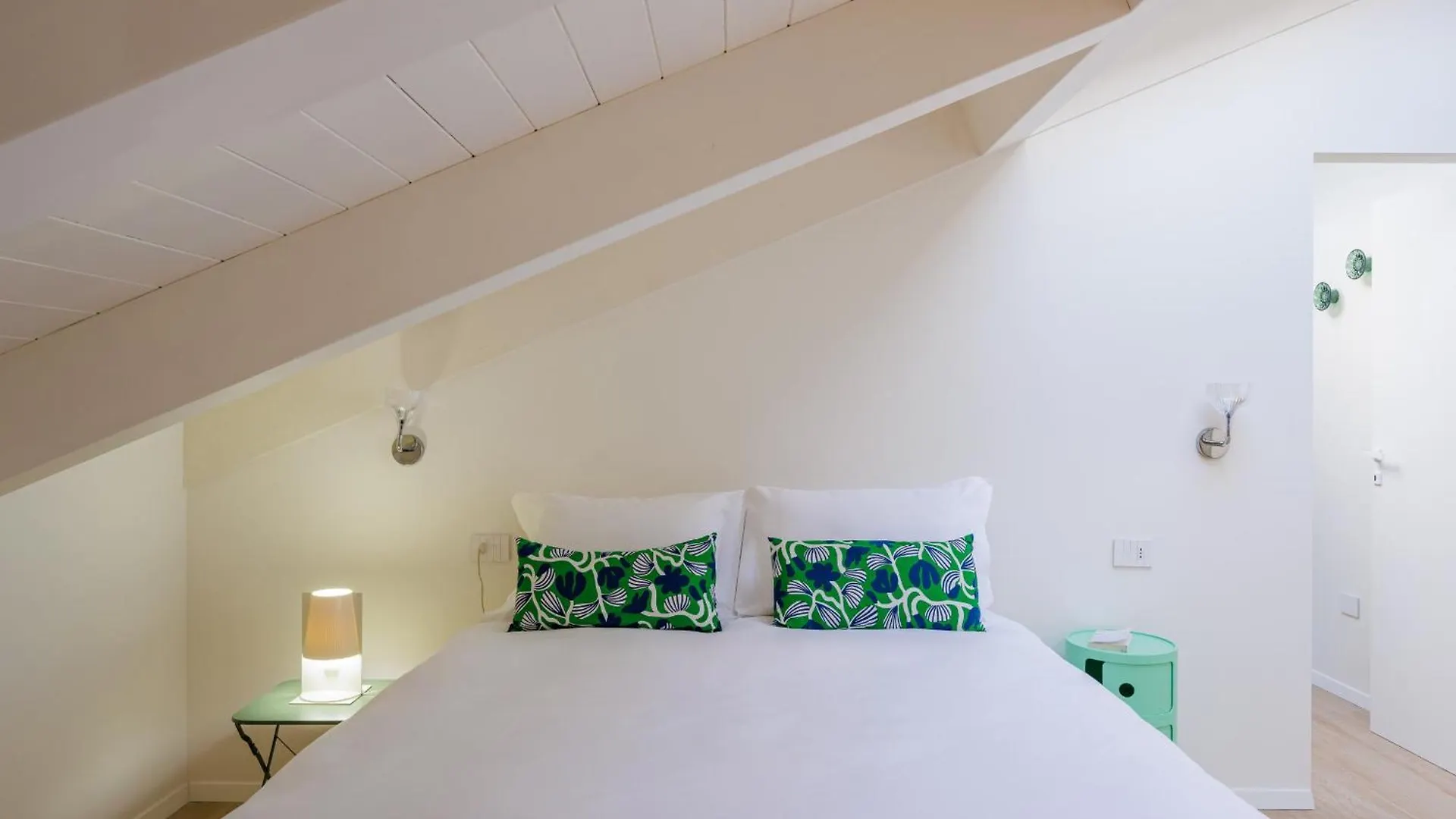 Napoli White Apartment By Wonderful Italy