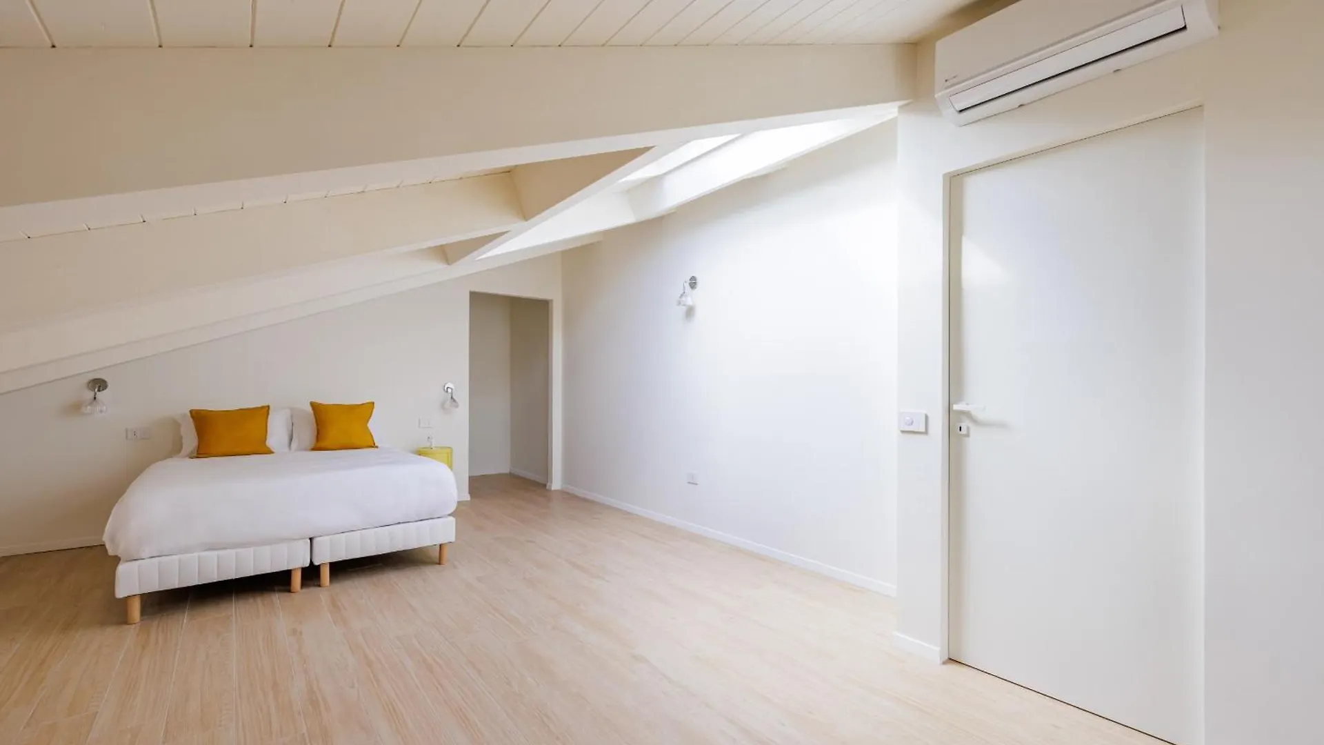 Napoli White Apartment By Wonderful Italy